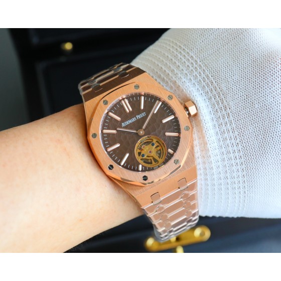 factory.2024爱彼皇家橡树系列，搭配进口硅胶表带佩戴更为舒适。
          （新