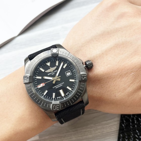 白460 黑480
百年灵超级海洋系列! 圈口正品一致凸出来、 表壳采用316精钢 直径44mm 