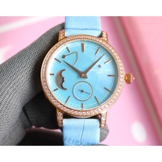 白1600金1650江诗丹顿传袭系列月相腕表搭配直径36毫米
圆形白金表壳，表圈、表耳和表冠镶嵌了