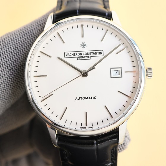 白500 金520
江诗丹顿VC传承系列腕表 
，完美圆形的表壳，搭配微孤式表耳设计，使之更加贴