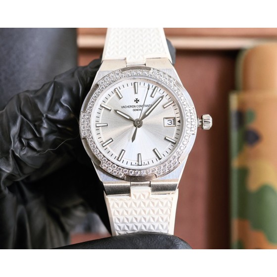 重磅来袭原装同步
1表3带1表3戴并附送原版样式表盒方便收纳
江诗丹顿/Vacheron Con