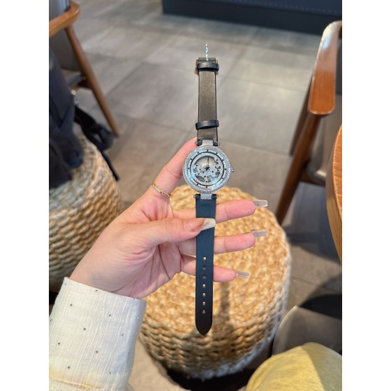 350
卡地亚 Cartier 行走的豹子，升级版全钢壳套镶满施华洛世奇钻，手腕轻轻摆动360度完