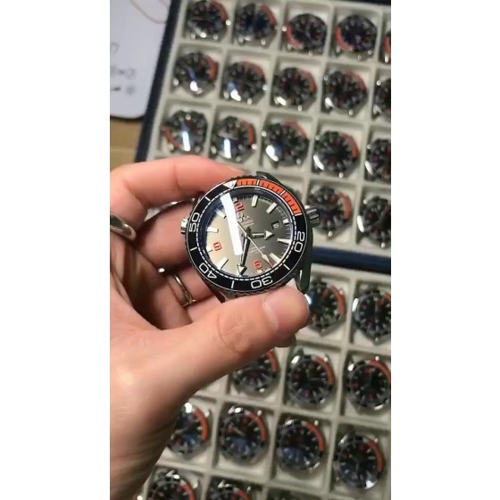 海马600米系列
四分之一橙陶瓷圈填红油，高端工艺原版A壳搭载全新西铁城新机打造零翻修腕表