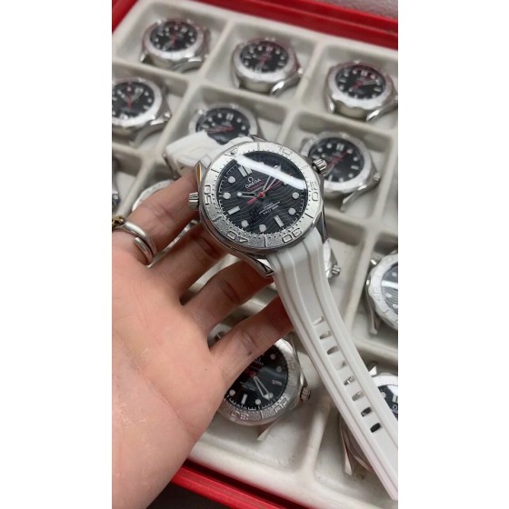 黑色陶瓷表盘装饰 Seamaster 经典波纹图案，镂空时分针和时标以白色荧光涂料强调，中央秒针为醒