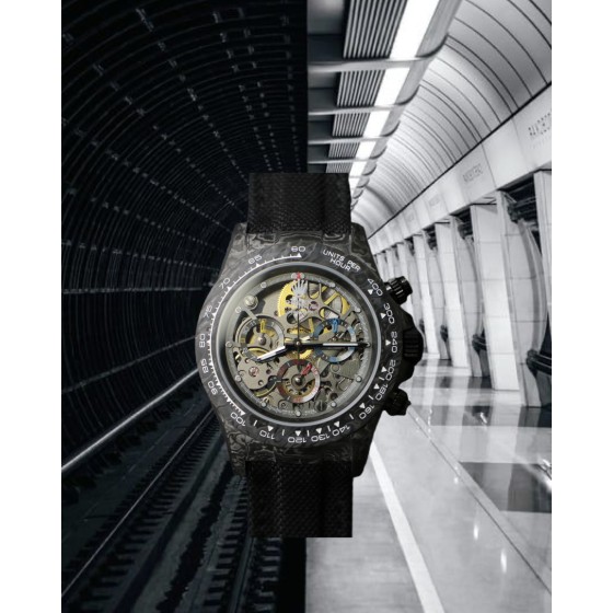 Diw 碳纤维迪通拿推出“导柱轮” Cal.4130 镂空机芯新款。4130机芯无疑是现阶段最好的计