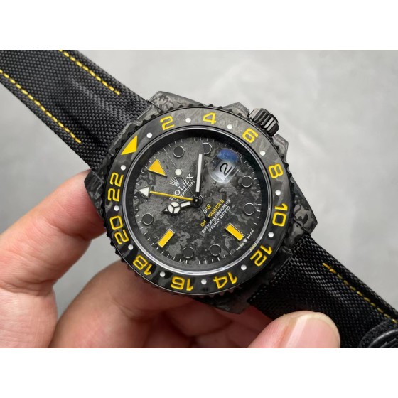 VS新品Ntpt格林尼治，碳纤维表壳佩戴轻便，外表坚硬，每一只腕表都拥有独一无二的碳纤花纹，纹路碳花