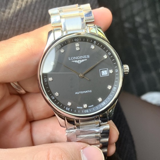 浪琴表款众多，各有可圈可点之处。但是第一眼，就被这款名匠表的颜值吸引。表盘虽然漆黑但是却黑得典雅，时