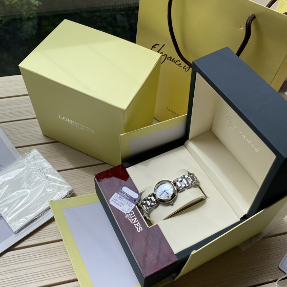 350 极具奢华感……
圆润的星月令人神往，这就是浪琴星月系列，其魔幻般的优雅魅力吸引着所有倾情于