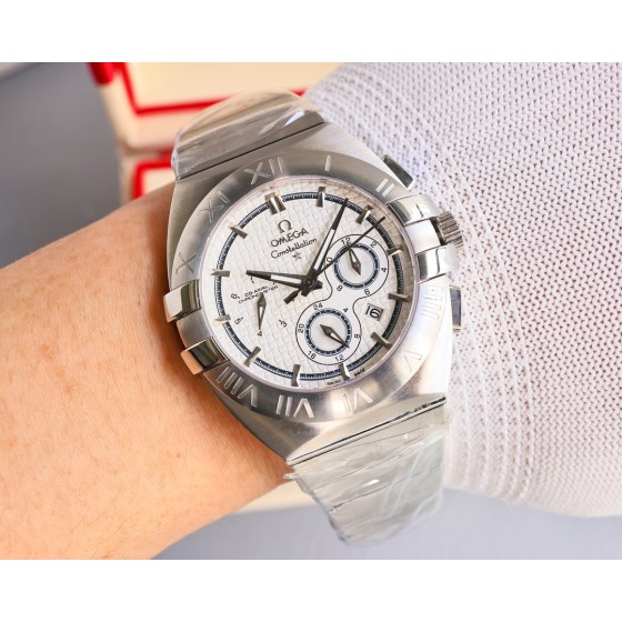 1500。2024火爆新款多功能欧米伽星座双鹰，表壳承传了星座系列的固有特色。而表壳两侧的托爪设计，