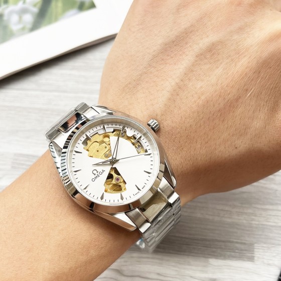 统一630
【最新】：欧米加三针设计
【类型】：精品男士腕表
【表带】：真牛皮表带///316