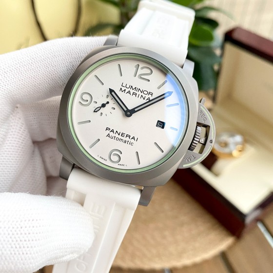 550
沛纳海-新推出的Luminor Marina庐米诺系列腕表，采用Super-LumiNov