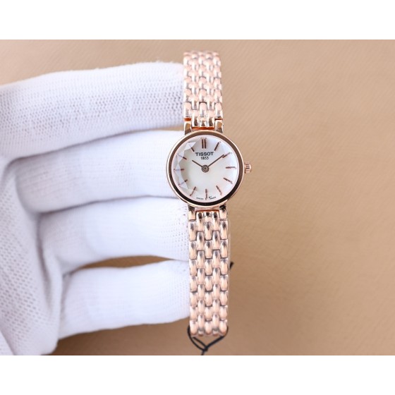 皮钢同价，白380-金400
 2023年独家新款！
 天梭小可爱系列石英女表，该系列腕表绚丽夺