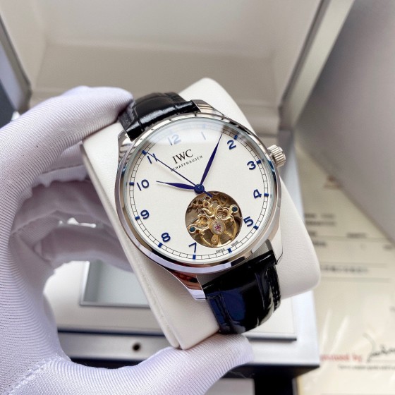 白壳550，玫瑰金570。【首发新款 经典热卖】万国-IWC 男士腕表 全自动机械机芯 矿物强化玻璃