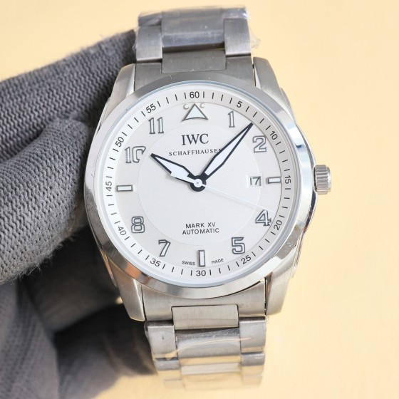 皮带450钢带500
品牌：万国（三针新品，商务休闲）奢华大气类型：精致男士腕表（新品）表带：真牛