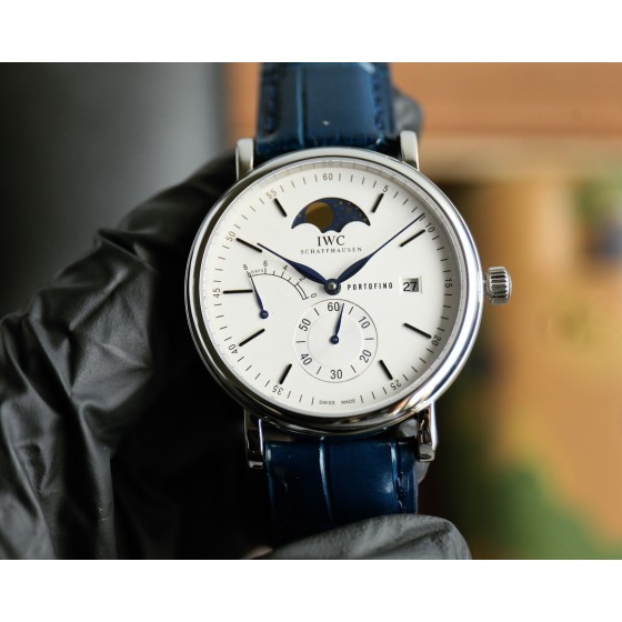 白壳1450 玫金1500
TWA新品 颜值巅峰
IWC旗下最耀眼的明星，万国长动能月相专家。
