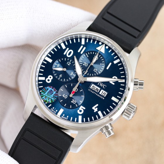 统一1450
新作品:经典蓝面氟橡胶胶带款 
IWC万国飞行员新款氟橡胶带蓝面
1.腕表具有蓝